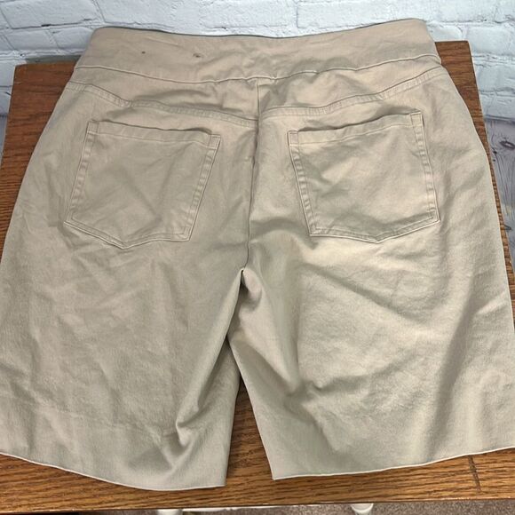 Soft Surroundings Khaki Jegging style pull on Chino Shorts Women's Size Medium - Picture 4 of 5